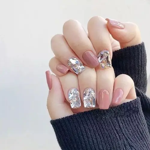 跨年做款镶钻美甲闪光少女冲鸭