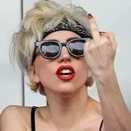 欧美竖中指的霸气女生头像_放荡不羁狂妄系列头像