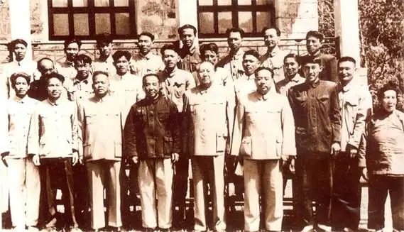 山,接见原宁冈县党,政,军负责人及苏区干部江照明,袁文才遗孀谢梅香等