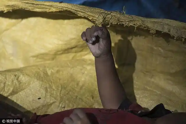 一名遇难儿童的遗体.  图片来源:fred dufour /视觉中国