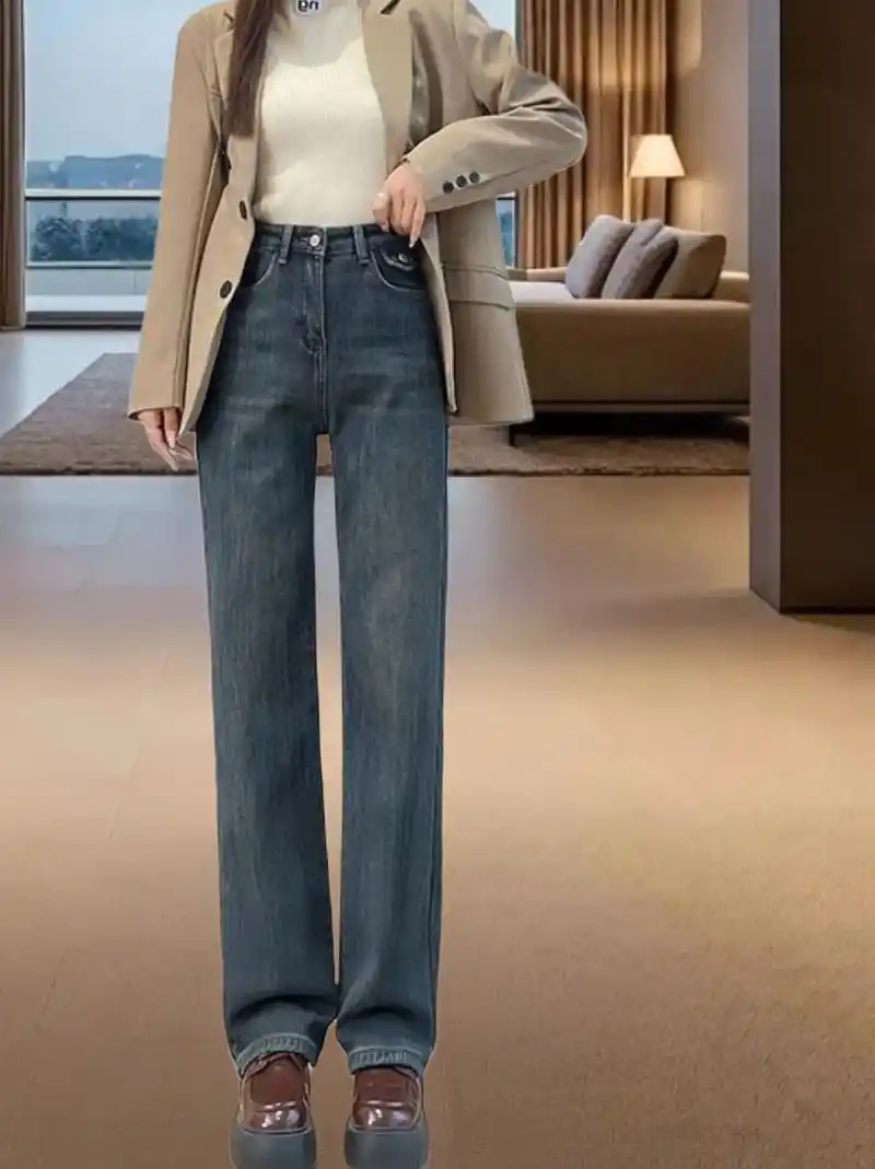 这款加长直筒牛仔裤,宽松版型舒适自在.加绒设计,温暖贴心