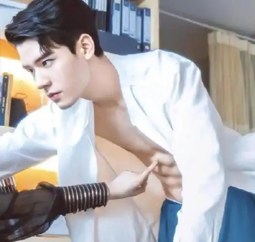 男明星一大把,但论自律,龚俊当属头名,这不,龚俊又在社交平台秀腹肌了