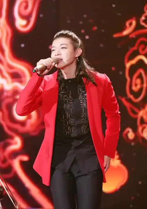 p>霍尊,1990年9月18日出生于上海,中国内地男歌手,音乐人,毕业于 a