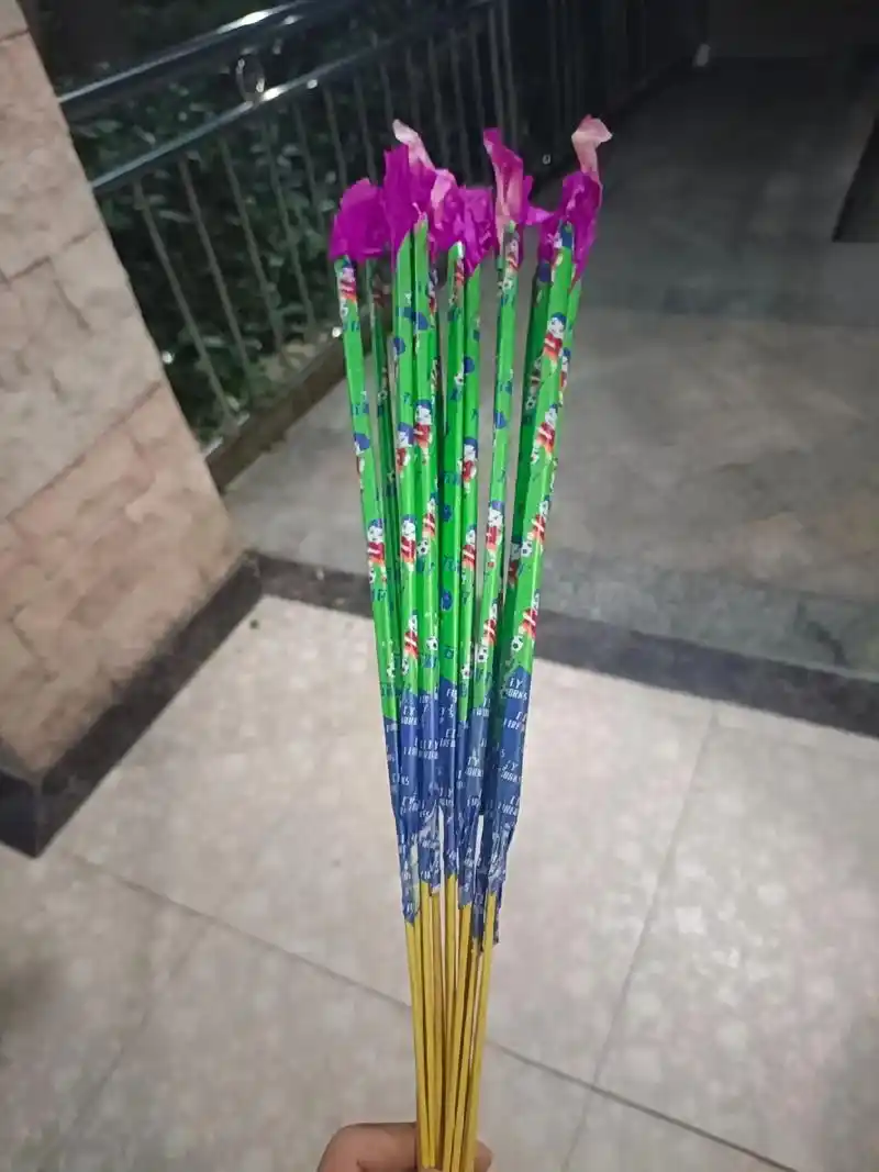 6块钱的小呲花就可以满足孩子放烟花的愿望了!