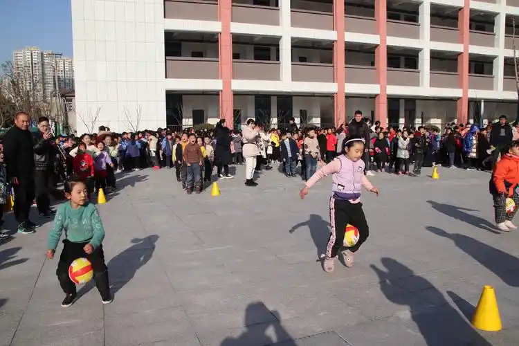 阳光冬季健身忙,趣味运动嗨翻天——竹溪小学西校举办冬季趣味运动会