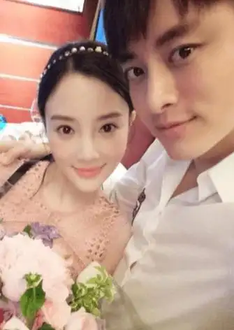 贾乃亮新女友不是李小璐 一个越来越好 另一个只能出镜带货_金晨_事业