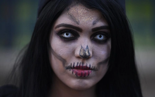 美国举行年度僵尸大游行 妆容逼真吓到路人