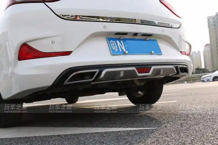 尾部方面,加装了一套后杠扰流板,采用原车孔位卡扣螺丝安装,可以自己