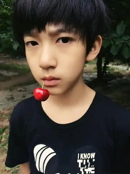 来自16-17年 tf家族新生霖霖的照片小时候的小霖铛真的超级可爱,圆脸