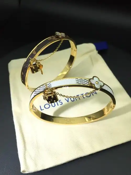 lv新款四叶草手镯融合精致的天然白贝母四叶