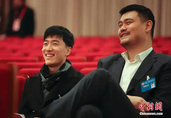 组图姚明刘翔现身上海政协会议热聊表情逗趣