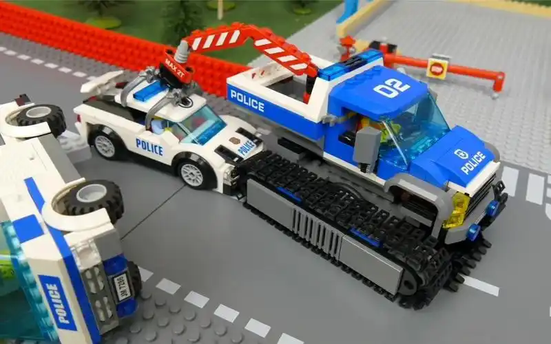 儿童益智玩具:太精彩!乐高警车紧急出动,最后能抓到小偷吗?