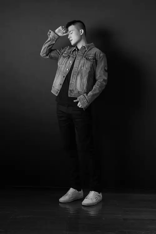 欧豪亮相某品牌活动活力look酷帅有型