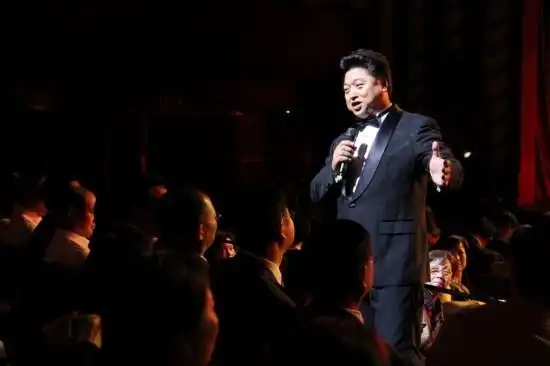 歌唱家梁召今唱着《我的太阳》走进观众席,与侨胞亲切互动.