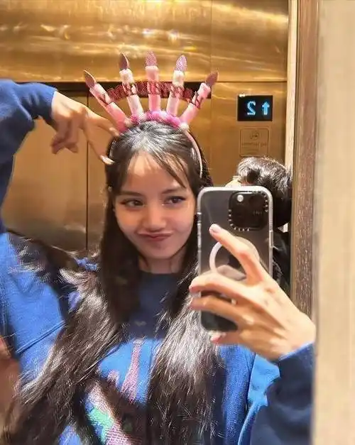 blackpink成员lisa晒自拍照 头戴生日发箍嘟嘴超可爱!