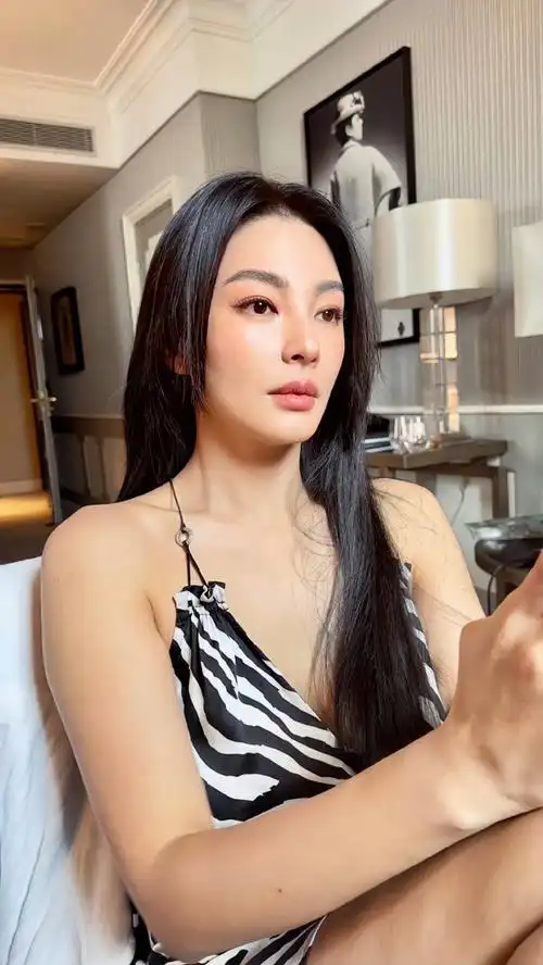 不得不说张雨绮的日常状态也是漂亮女生#张雨绮穿吊带自拍