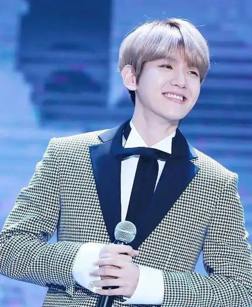 难怪边伯贤一直留刘海,当他梳成"大背头",粉丝:没法叫阿爸_网易订阅