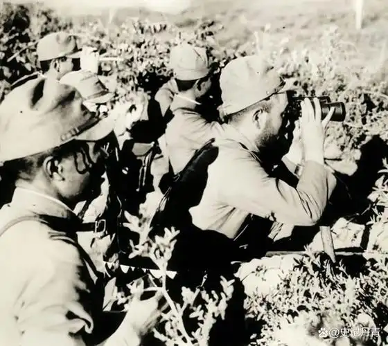 日本侵华老照片:浩浩荡荡进军北平,万名鬼子高举长枪庆祝胜利!