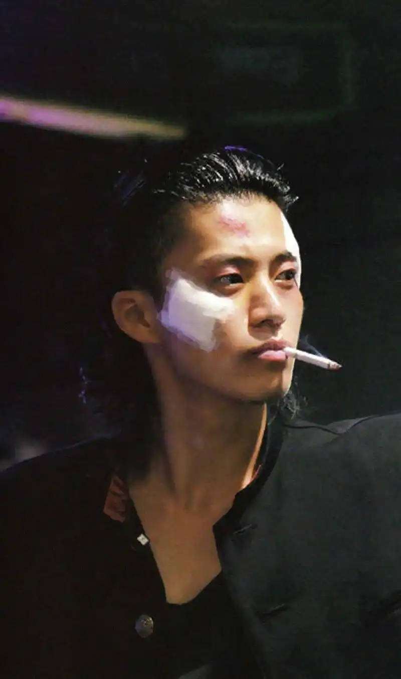 小栗旬长得好帅呀,安静下来好文艺,帅气起来好man,长得这么好看的人