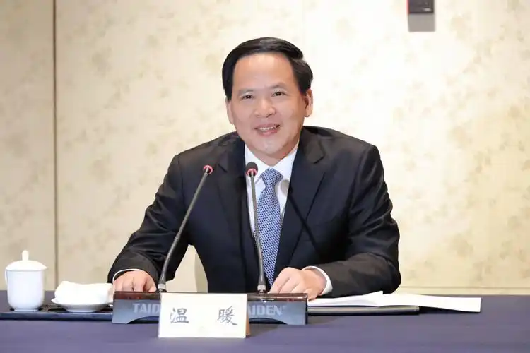 绍兴市委常委,诸暨市委书记沈志江,绍兴市委常委,副市长程炜博出席.