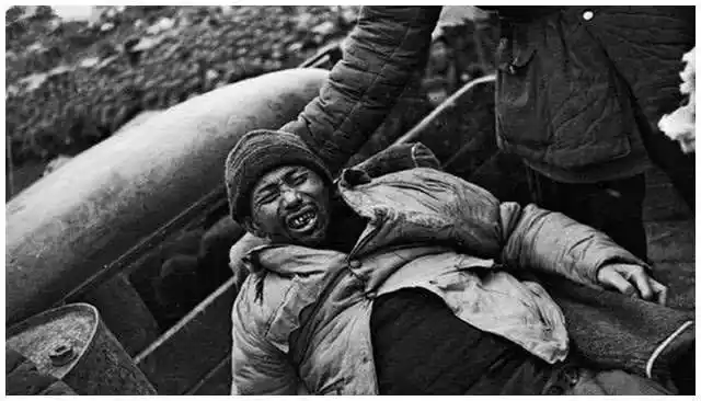 50年代解放军剿匪老照片图三为剿匪英雄图五战士们翻越悬崖