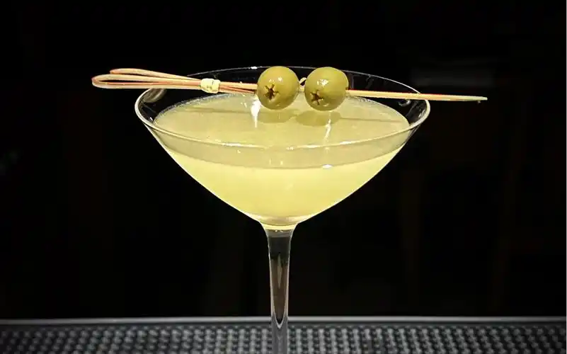 鸡尾酒:脏马天尼(dirty martini)