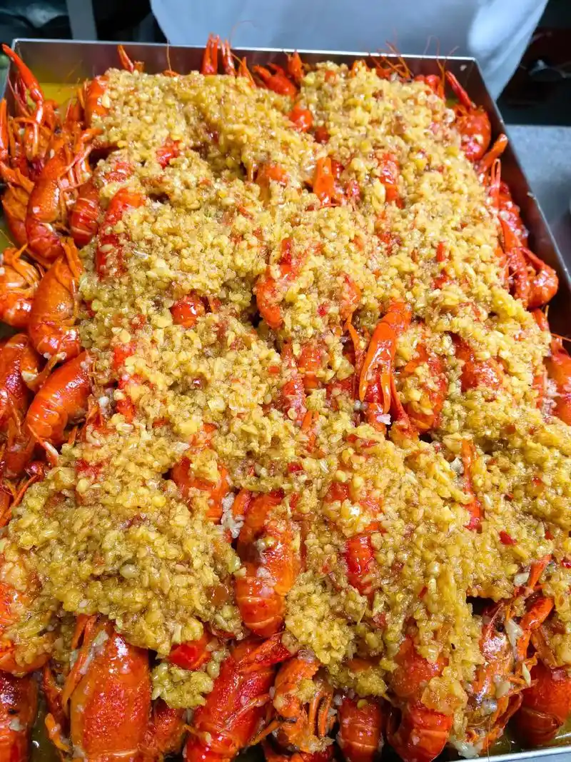 我们厨师长亲自烧的蒜蓉小龙虾,色香味美,入口甘甜,回味无穷