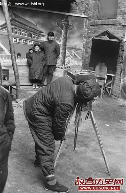 老照片1950年代新人当众拥吻女模特裸体