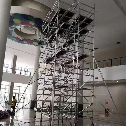 移动脚手架主要有主框,横框,交叉斜撑,脚手板,可调底座等组成.