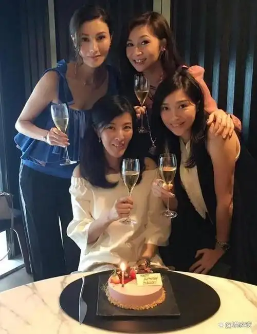 郭晶晶参加香港顶级名媛聚会低调站边缘,李嘉欣稳坐c位引热议!