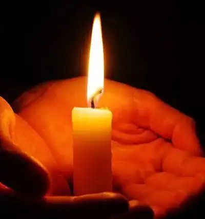 英雄,一路走好巍巍白塔为你呼噎,潺潺清溪为你泪流.