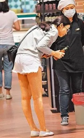 近日,66岁微风广场少奶奶孙芸芸的父亲孙道存被拍带小32岁嫩妻吴逸萍