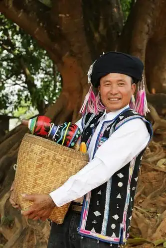 图二:哈尼族男子展示彩绘葫芦