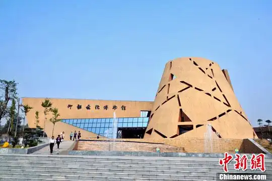 会代表来到河南省三门峡市渑池县仰韶村遗址的仰韶文化博物馆参观考察