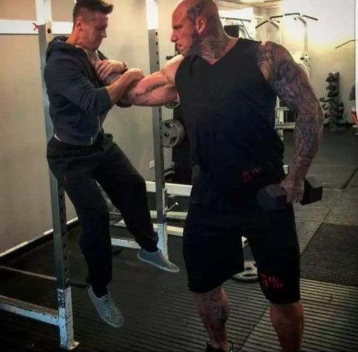 他是满身纹身 动不动就要掐死人的肌肉怪物