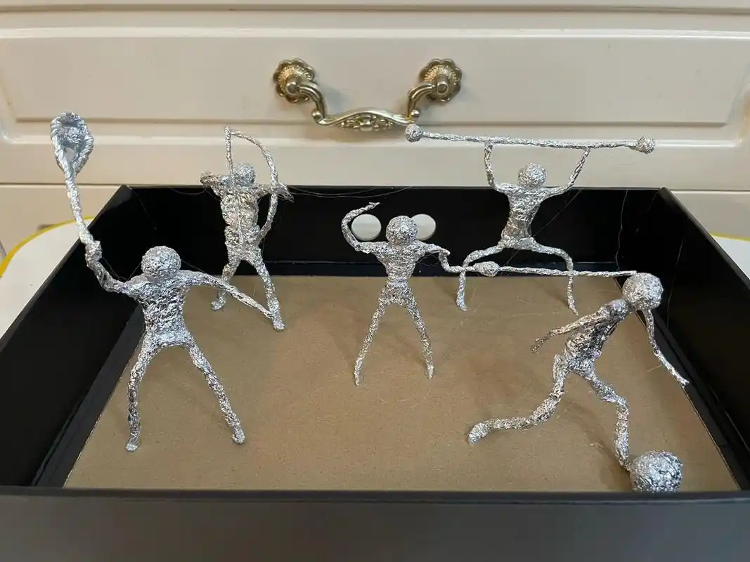 幼儿园手工环创 杭州亚运会 锡纸运动小人4    幼儿园建构节 亲子作业