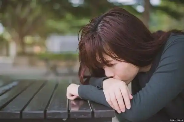 西蒙在成长过程中因为意外导致父亲木法沙的死亡而陷入自责和内疚