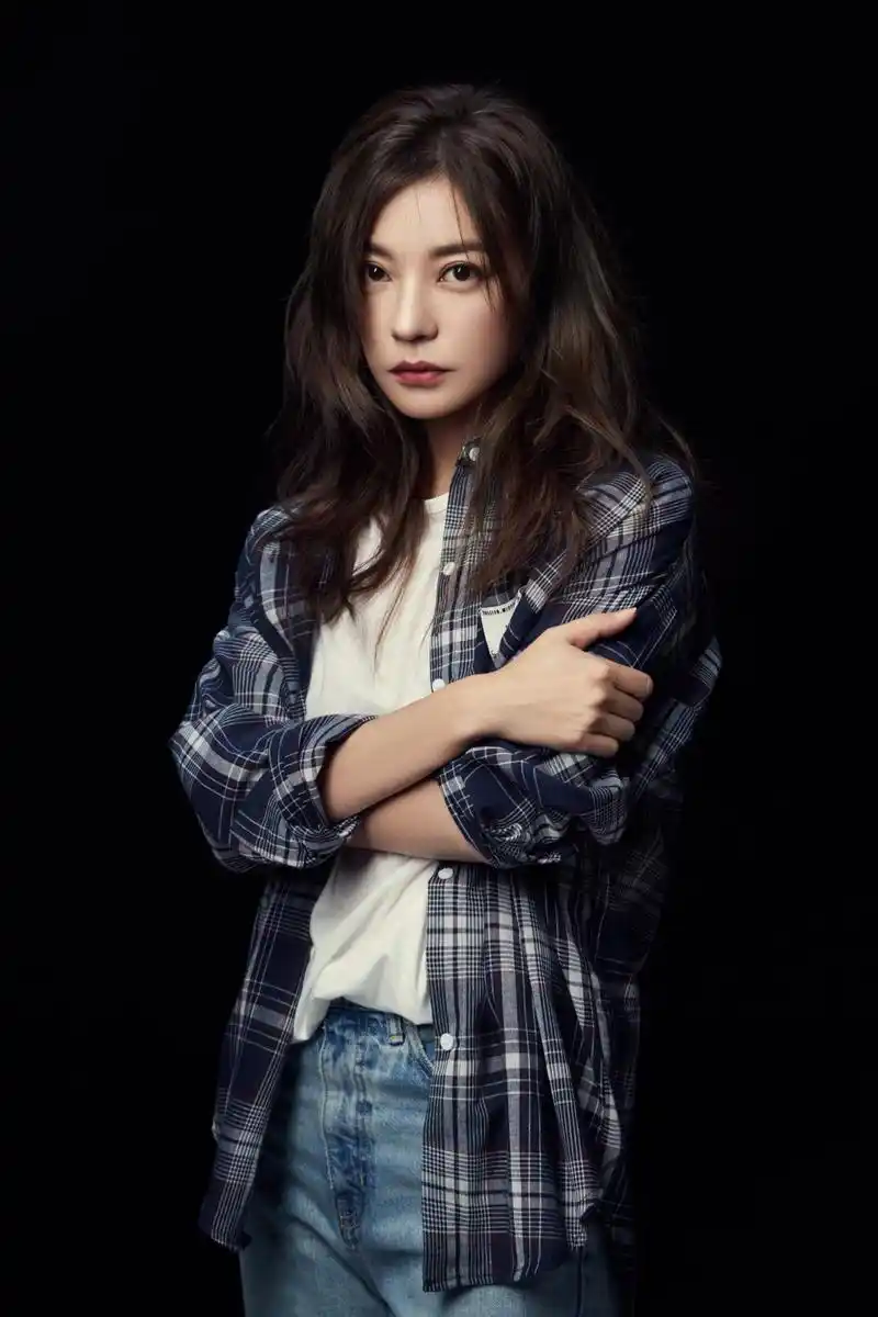 赵薇慵懒假日风大片,修身黑色吊带裙,简约优雅,既迷人又励志