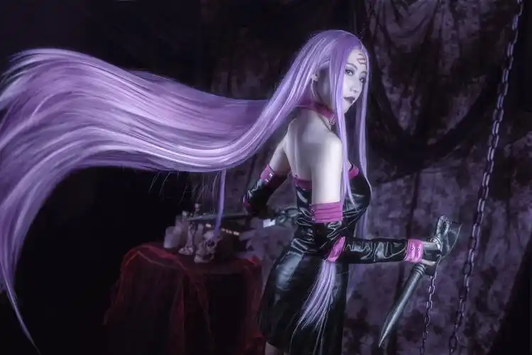 每日图鉴大赏,fate 美杜莎同人cos,飘逸的紫色长发太迷人了!