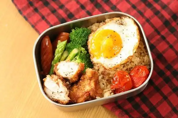 每日便当烤樱桃番茄煎蛋炸鸡块白灼