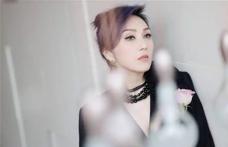 娱见专访|杨千嬅:不抗拒白发,因为有它的意义_人生_经历_舞台