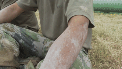 泛起心疼的泪光扛起数十斤重的沙袋时官兵在烈日炎炎下"妈妈团"刘慧香