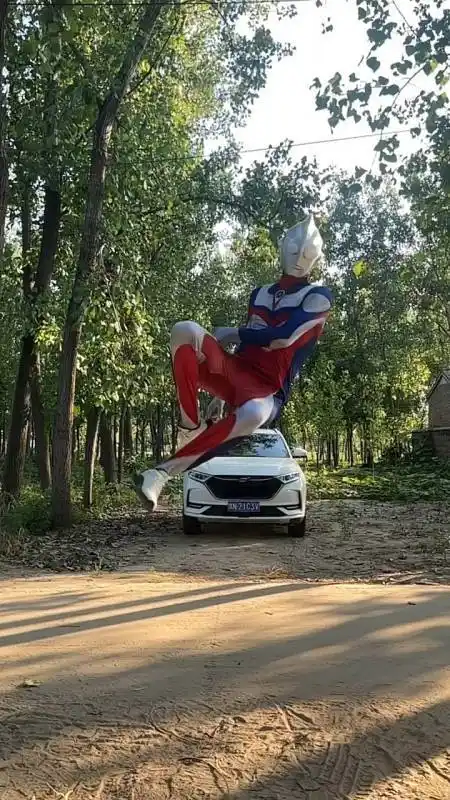 奥特曼#迪迦奥特曼飞起来了-度小视