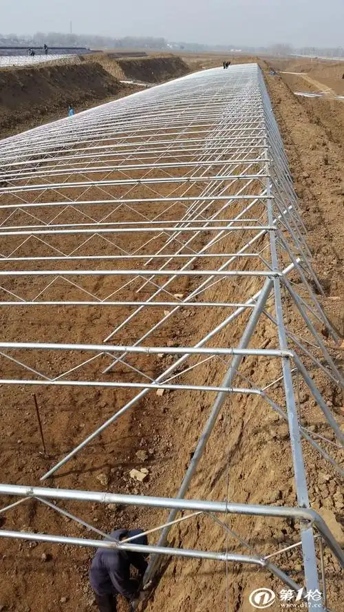 大棚骨架的主要是由温室复合材料制成的拉杆压杆,立柱,以及拱杆笛把