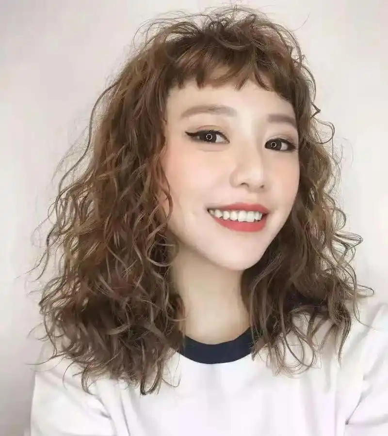 避免披肩羊毛卷:看了一些中长发的羊毛卷造型,还是觉得不够好看.