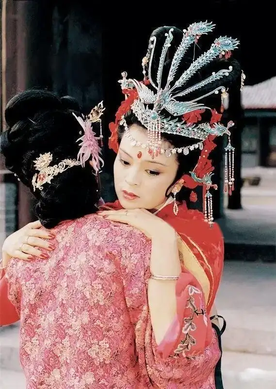 探春人性里的多重矛盾,四次暴怒都是因为心里有一个无法改变的痛