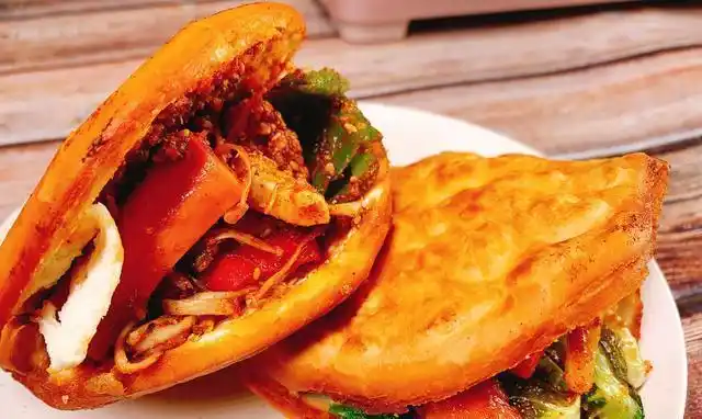 下班饿了吃个油炸串串夹馍吧