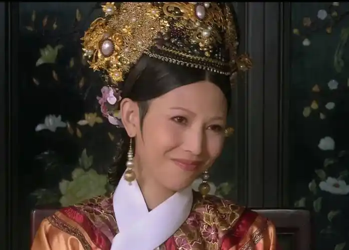 《甄嬛传》甄嬛第1次侍寝后没去参拜,皇后的说的话太"绿茶"了_娘娘