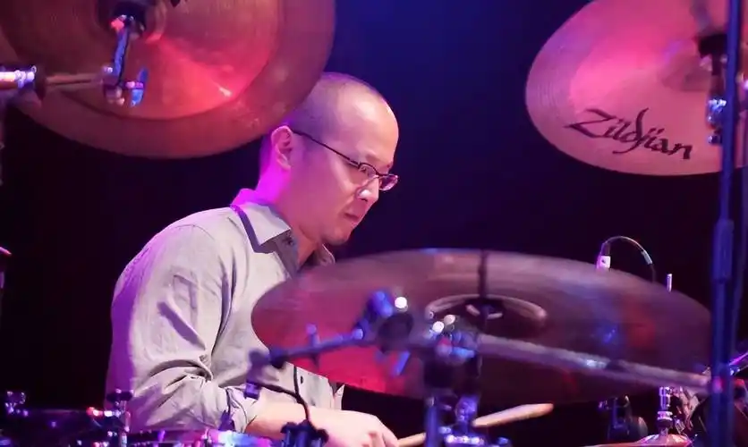 55岁窦唯被曝隐居阿那亚!被质疑邋里邋遢穷困潦倒,出门骑电动?