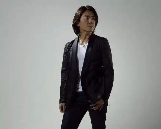 因陈浩南一角红极一时性格过于刚烈被公司雪藏如今与爱妻共度余生